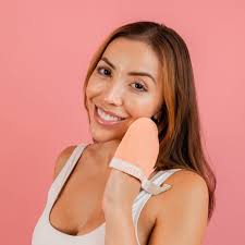 Cheekyglo silk exfoliating face mitt - Lili Beauty