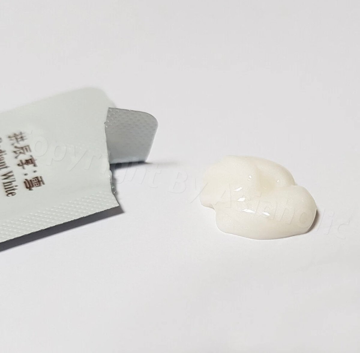 The history of whoo gongjinhyang seol radiant white essence/1ml * 120 - Lili Beauty